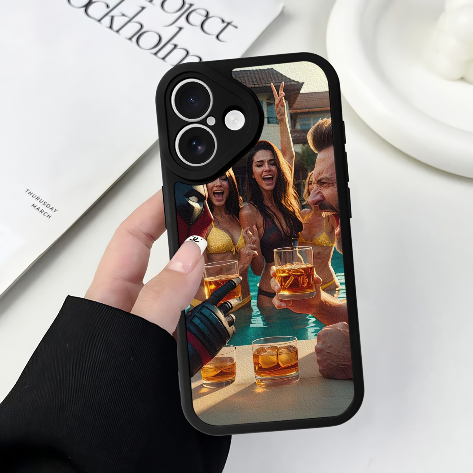 （画像用） Deadpool デッドプール 【iPhone 16シリーズ対応】シリコンスマホケース（レザー調） 材質：シリコン